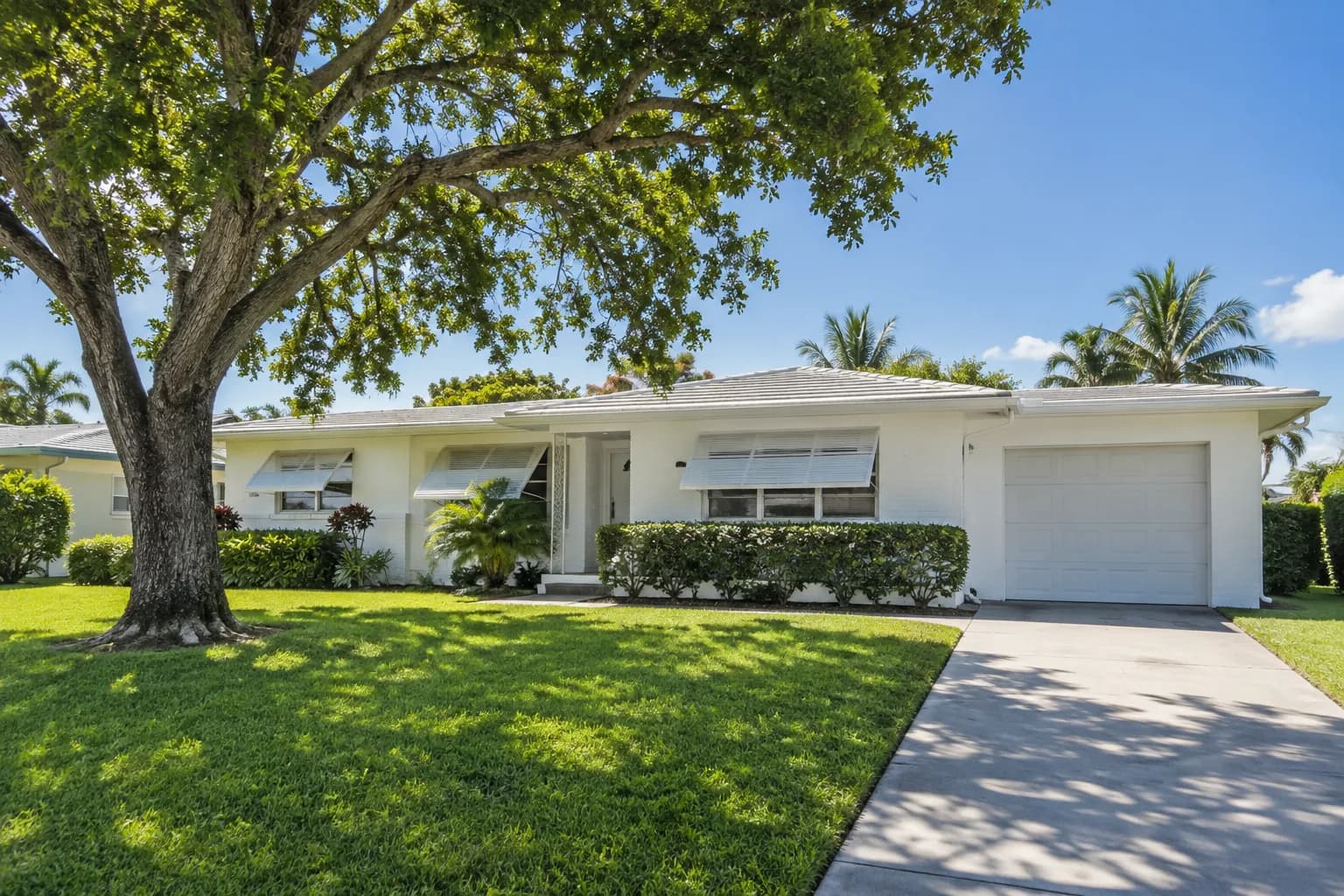 A mid-century ranch home in Westchester with awning windows